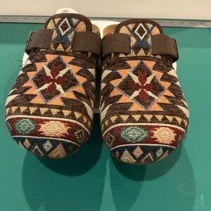 Dirty Laundry Mystify Embroidered Southwest Pattern Slip-On Clogs Size 6